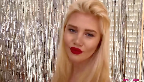 Sexy brunette hair sucks off for aa