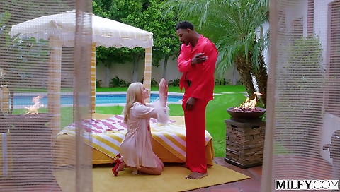 Hawt babe with sex toys and sexy body