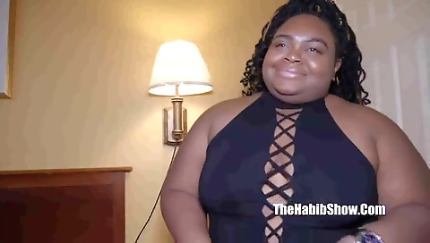 Sladyon loves her pussy in the park