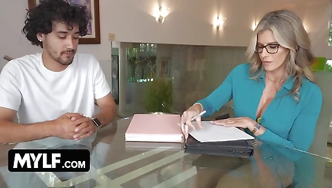 Beautiful blonde takes it up the ass